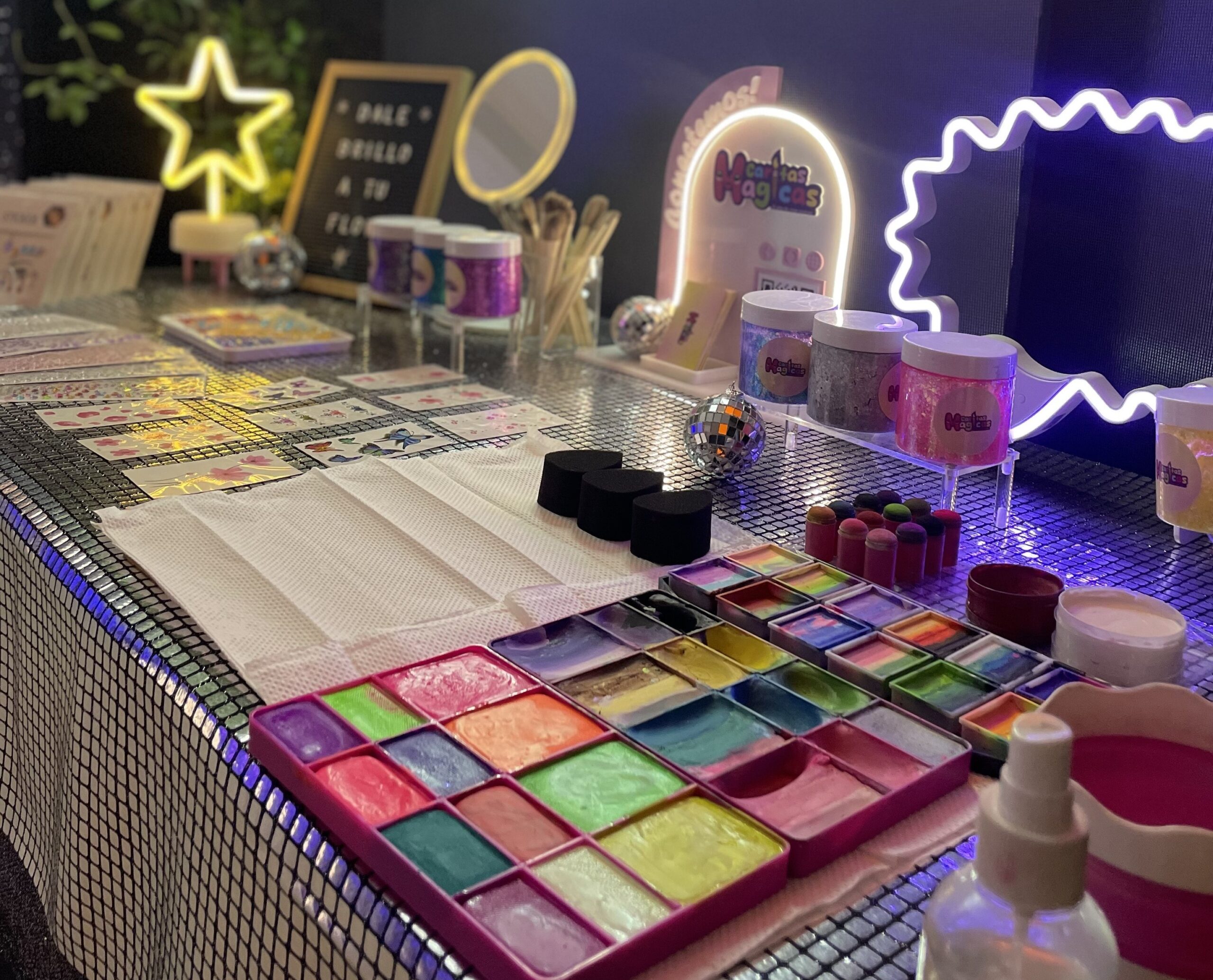 Stand personalizado Caritas Mágicas2